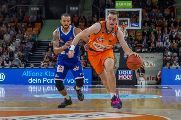 力和持球突 力和持球突